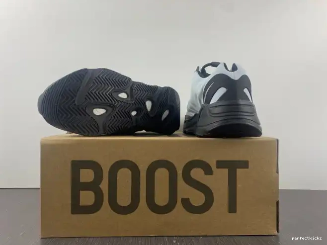 MNVN Adidas Blue Tint Boost GZ0711 700 Yeezy 0702
